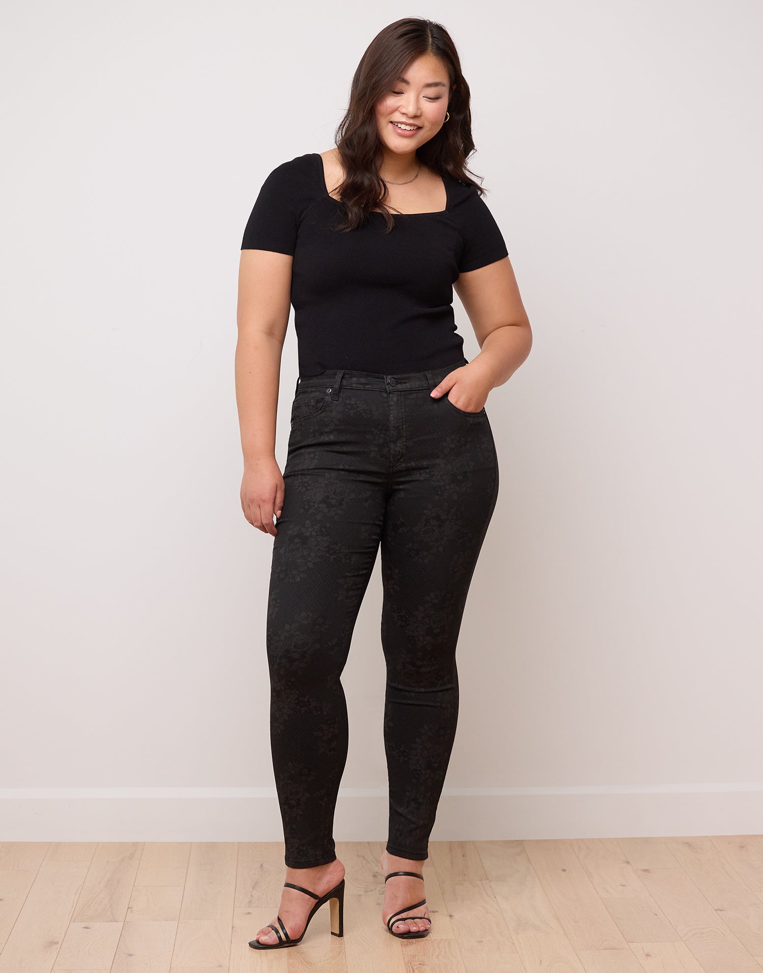Jeans coupe skinny Rachel floral noir par Yoga Jeans Designé au Québec 3 de 3