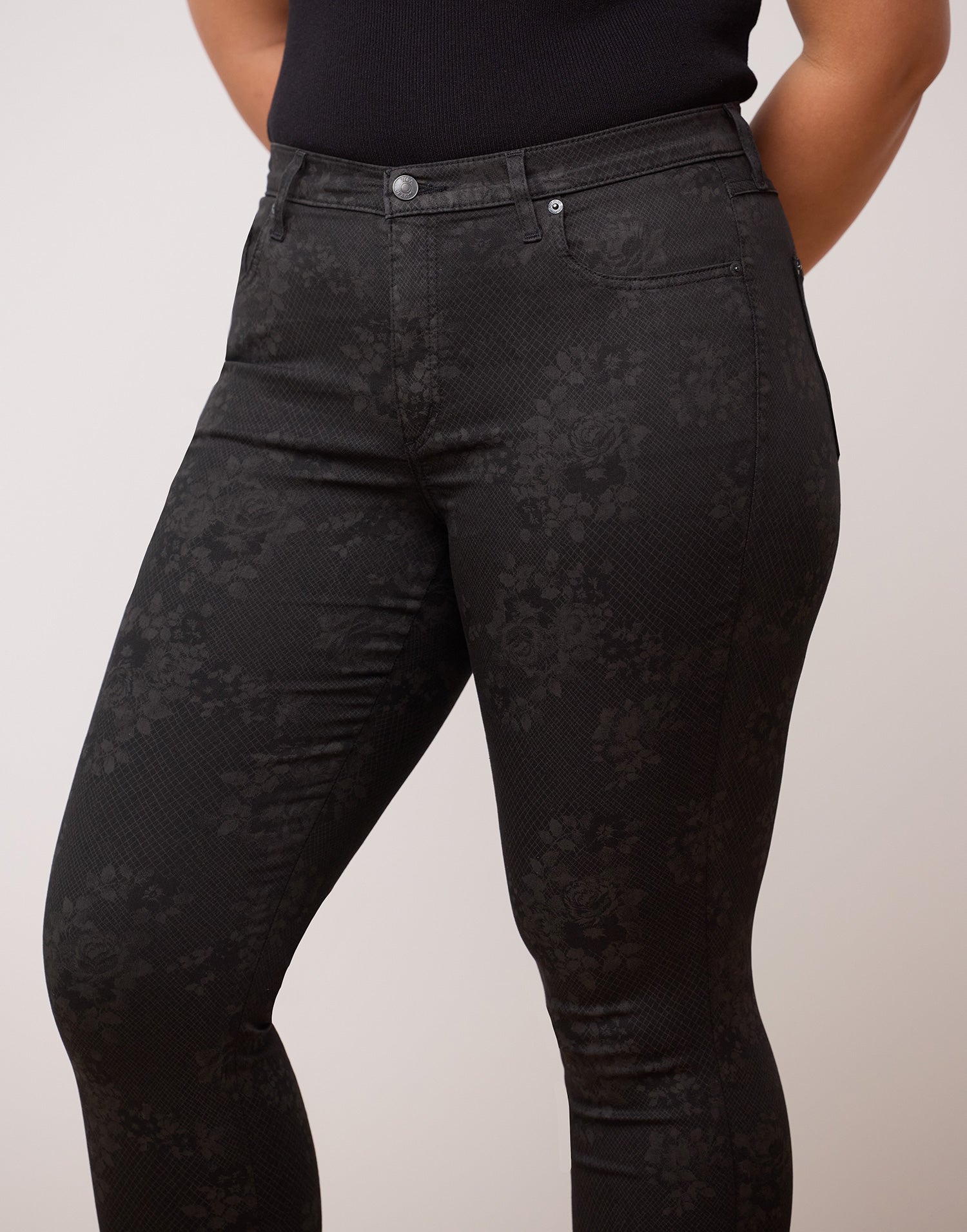 Jeans coupe skinny Rachel floral noir par Yoga Jeans Designé au Québec 2 de 3