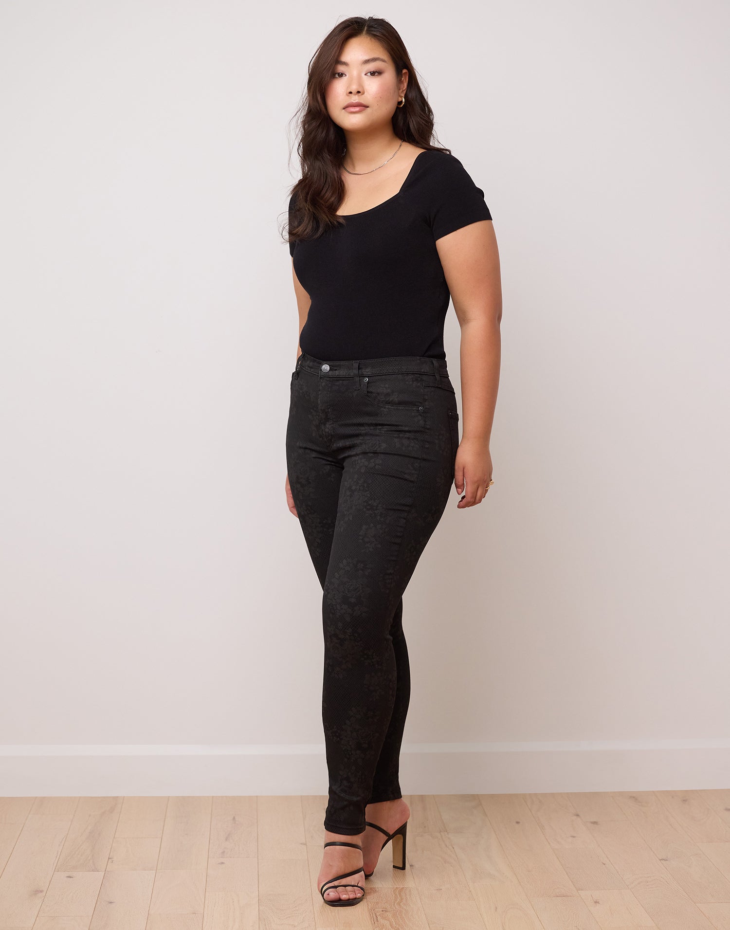 Jeans coupe skinny Rachel floral noir par Yoga Jeans Designé au Québec1 de 3