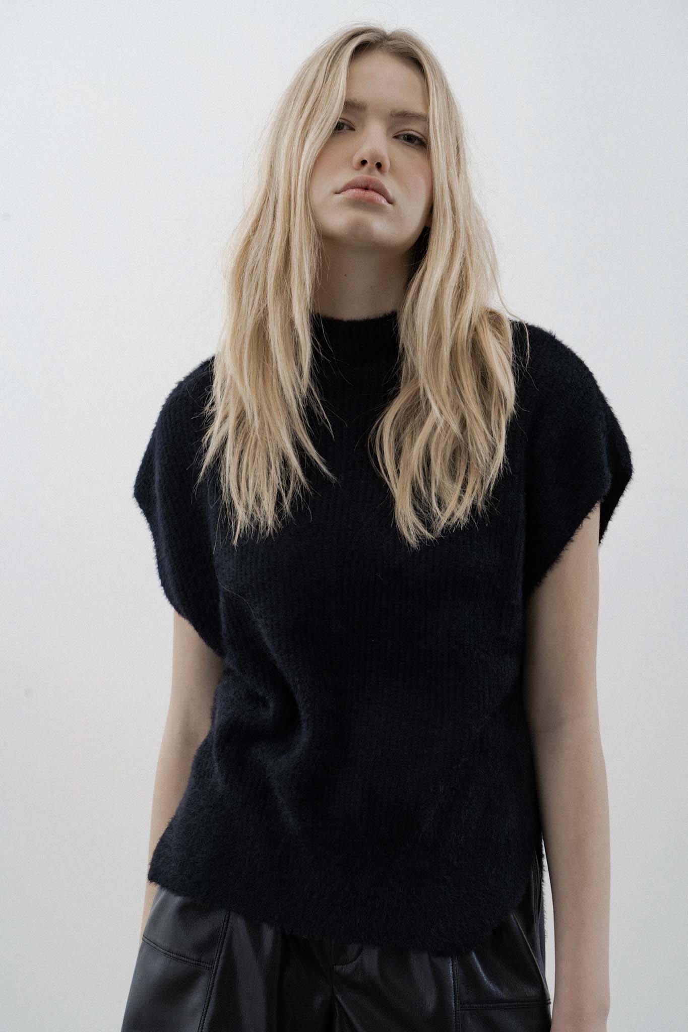 Chandail Alyna en tricot - noir par Mélissa Nepton designé au Québec 1 de 2