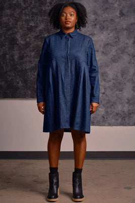 Robe Inari chemise en denim bleu par Jennifer Glasgow fait au Québec 1 de 3