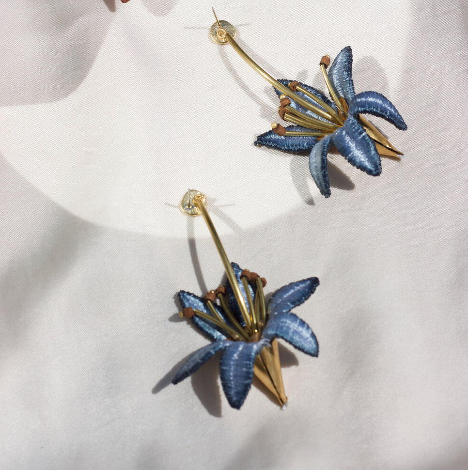 Light blue Lilium earring